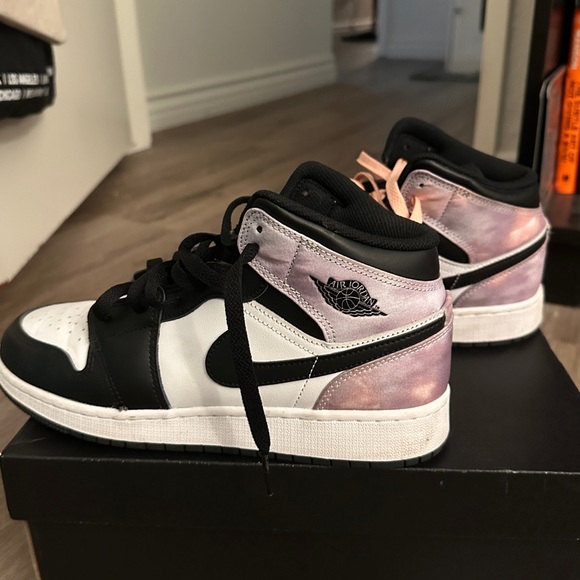 Air Jordan 1 Mid Black/Bleached coral-white - Picture 1 of 3